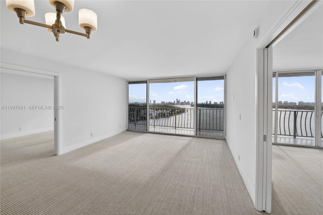 7601 E Treasure Dr, Unit 2319, North Bay Village, FL 33141 Photo