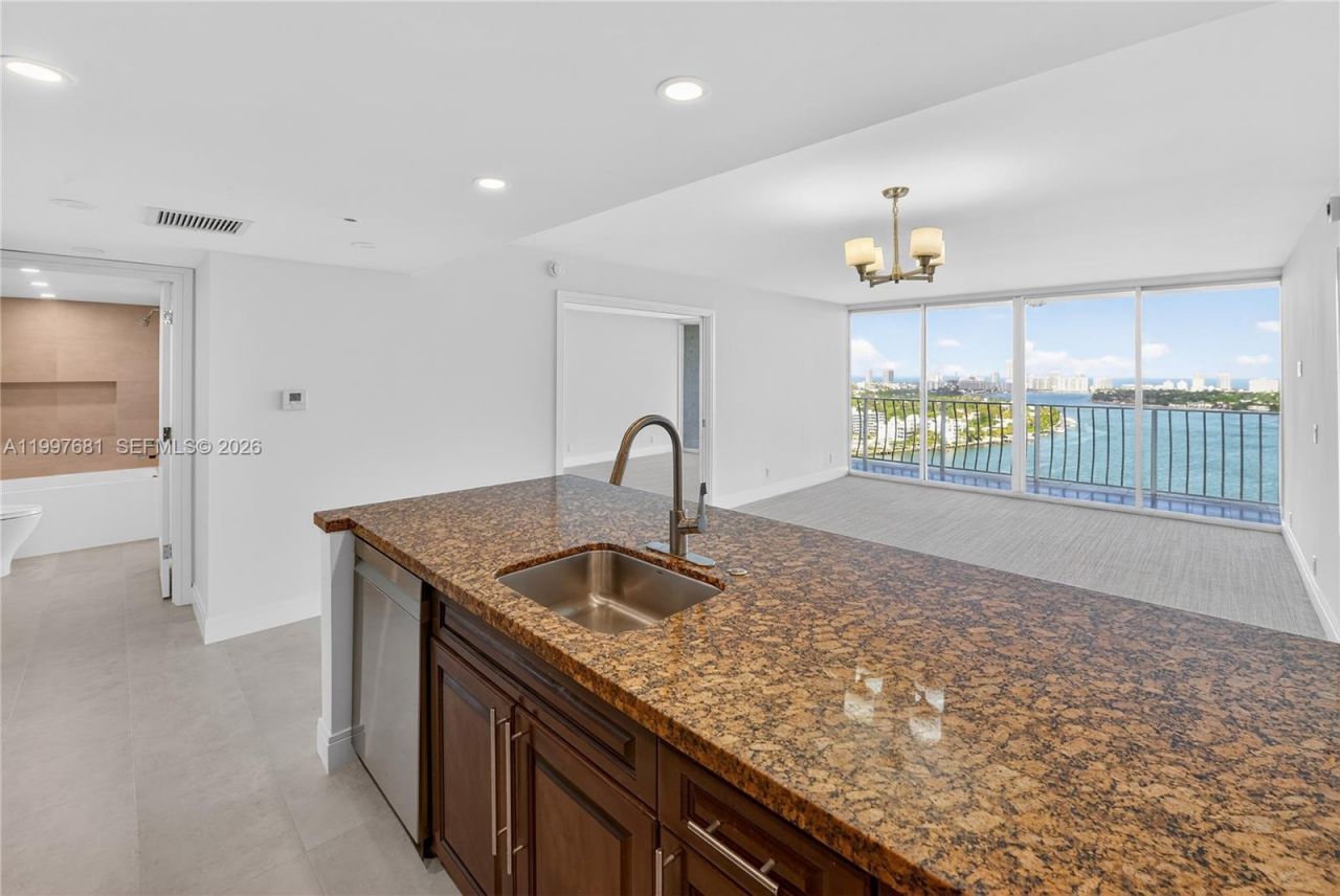7601 E Treasure Dr, Unit 2319, North Bay Village, FL 33141 Photo