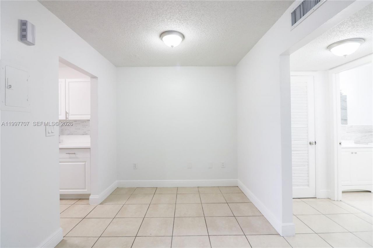 400 NE 1st St, Unit 206, Hallandale Beach, FL 33009 Photo