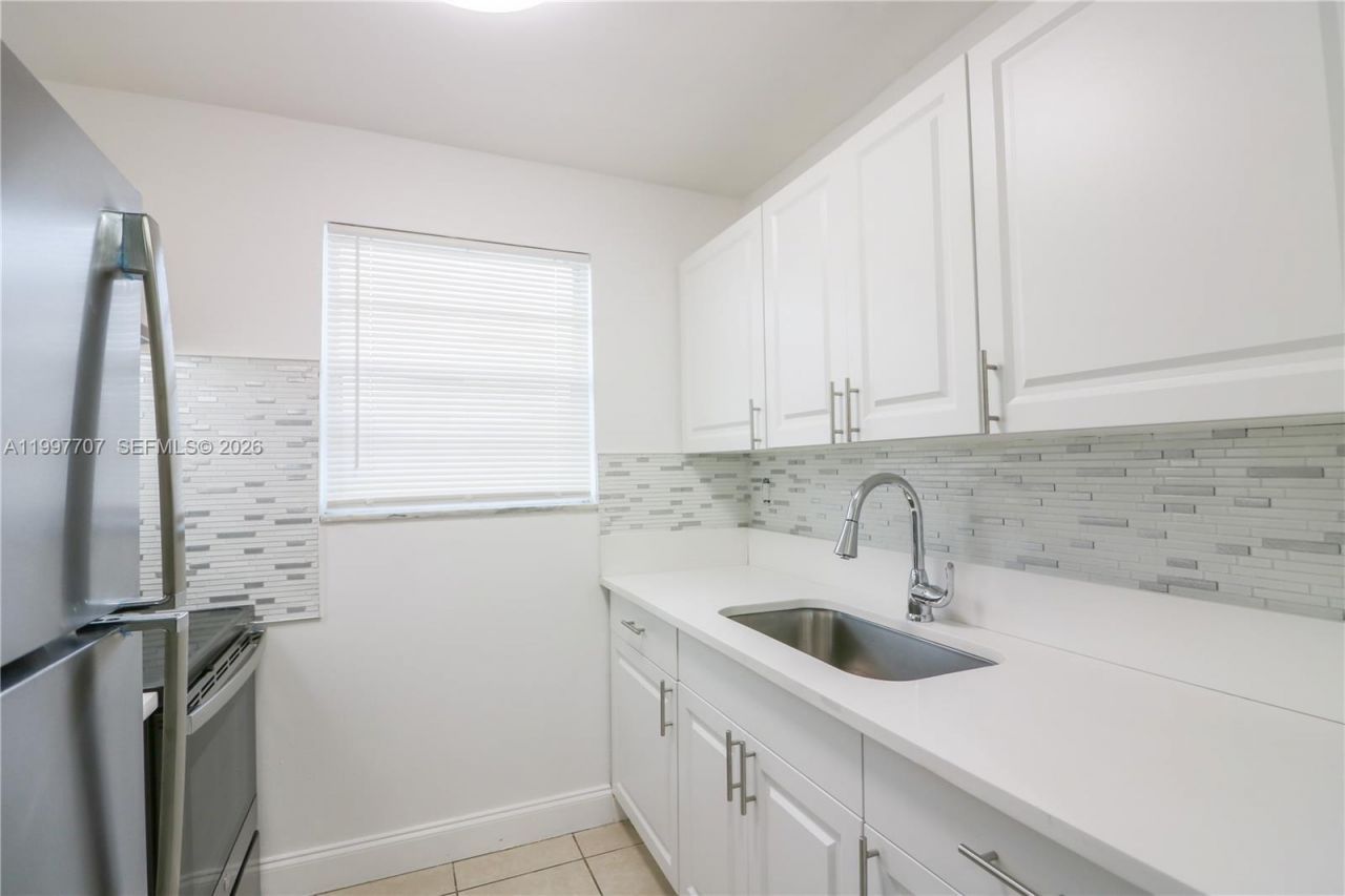 400 NE 1st St, Unit 206, Hallandale Beach, FL 33009 Photo