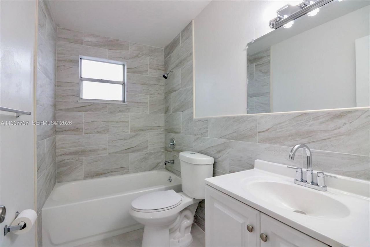 400 NE 1st St, Unit 206, Hallandale Beach, FL 33009 Photo