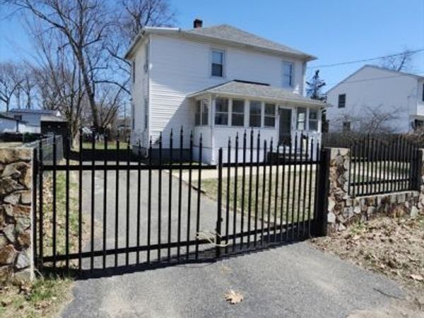 137 Cobb St, Springfield, MA 01119