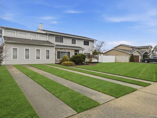 16 Seaway Drive , Copiague, NY 11726