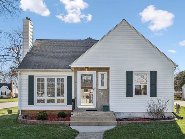 201 Derbyshire Road, Waterloo, IA 50701