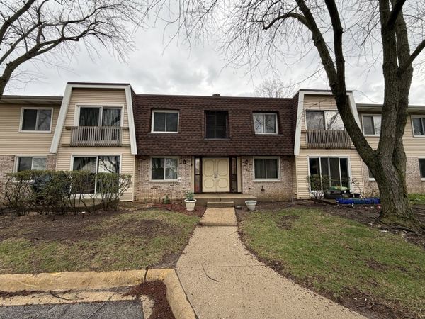 2920 Roberts Drive, Unit 8, Woodridge, IL 60517
