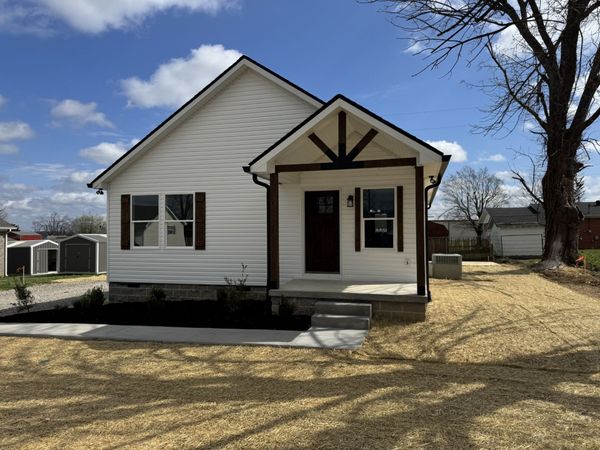 706 Courthouse View St , Lafayette, TN 37083