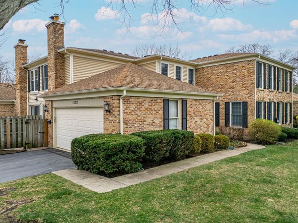1122 Creekside Drive , Wheaton, IL 60189