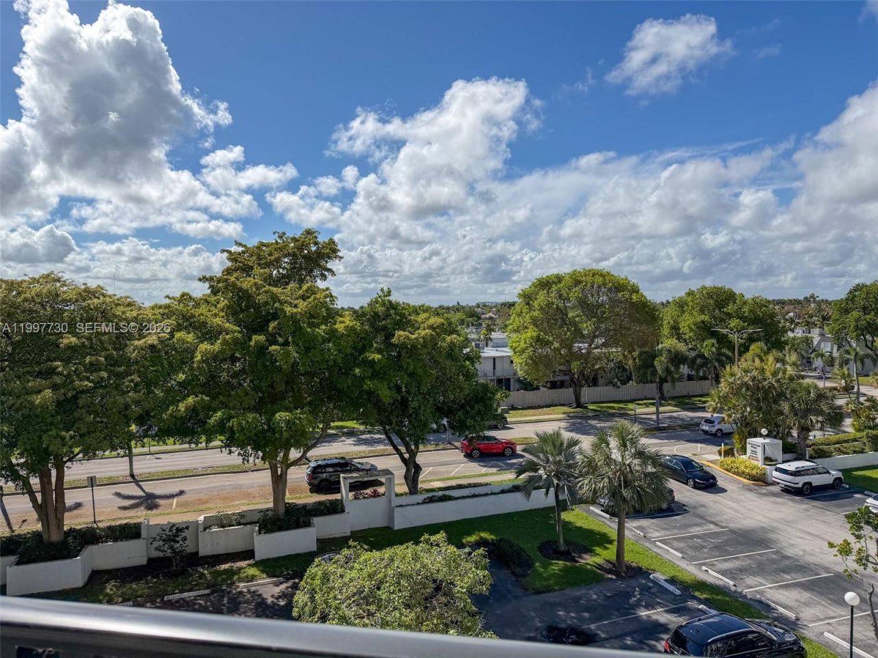 1000 Parkview Dr, Unit 531, Hallandale Beach, FL 33009 Photo