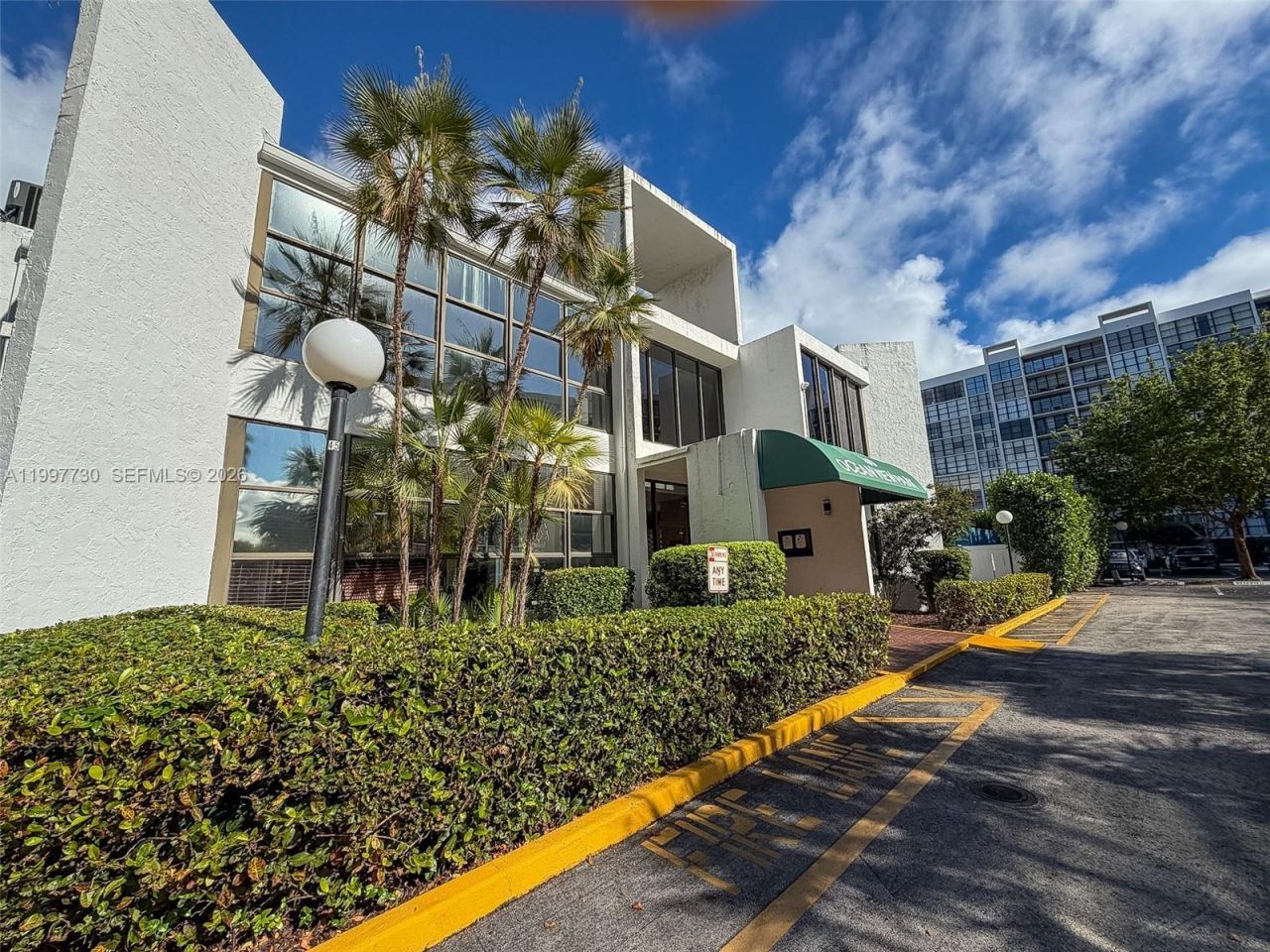 1000 Parkview Dr, Unit 531, Hallandale Beach, FL 33009 Photo