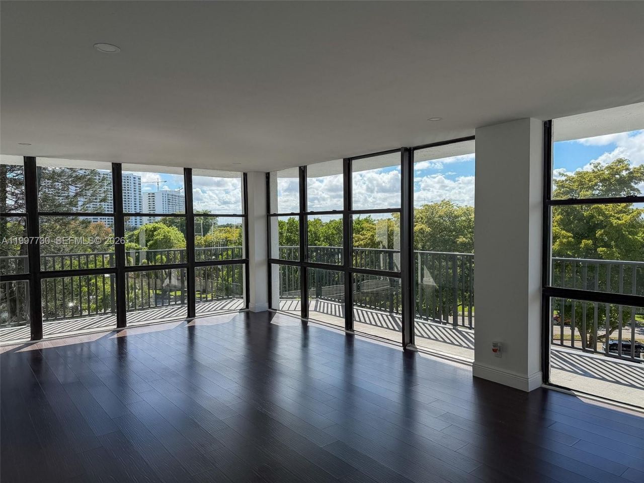 1000 Parkview Dr, Unit 531, Hallandale Beach, FL 33009 Photo