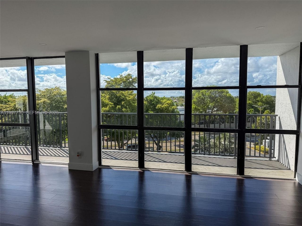 1000 Parkview Dr, Unit 531, Hallandale Beach, FL 33009 Photo