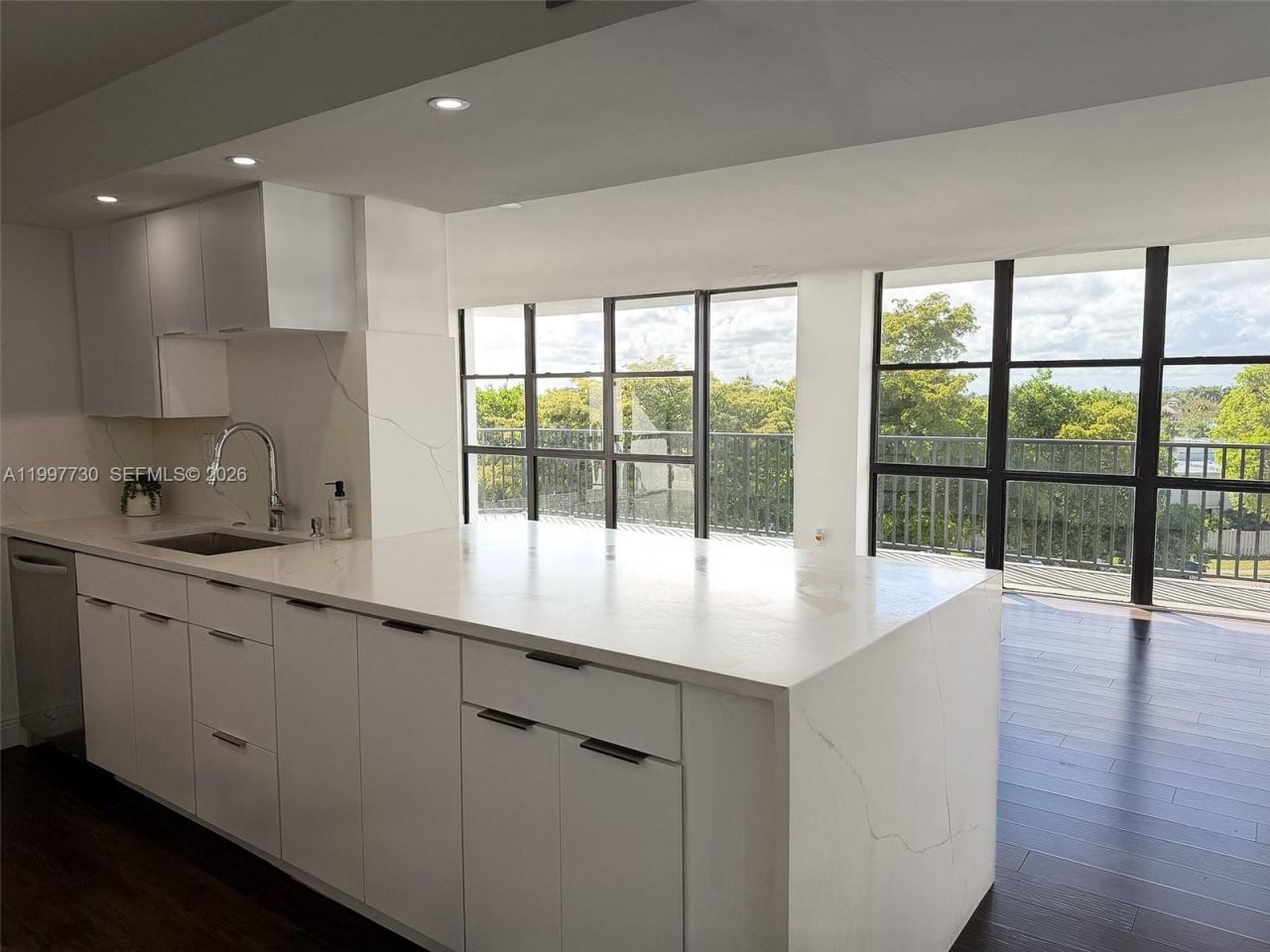 1000 Parkview Dr, Unit 531, Hallandale Beach, FL 33009 Photo