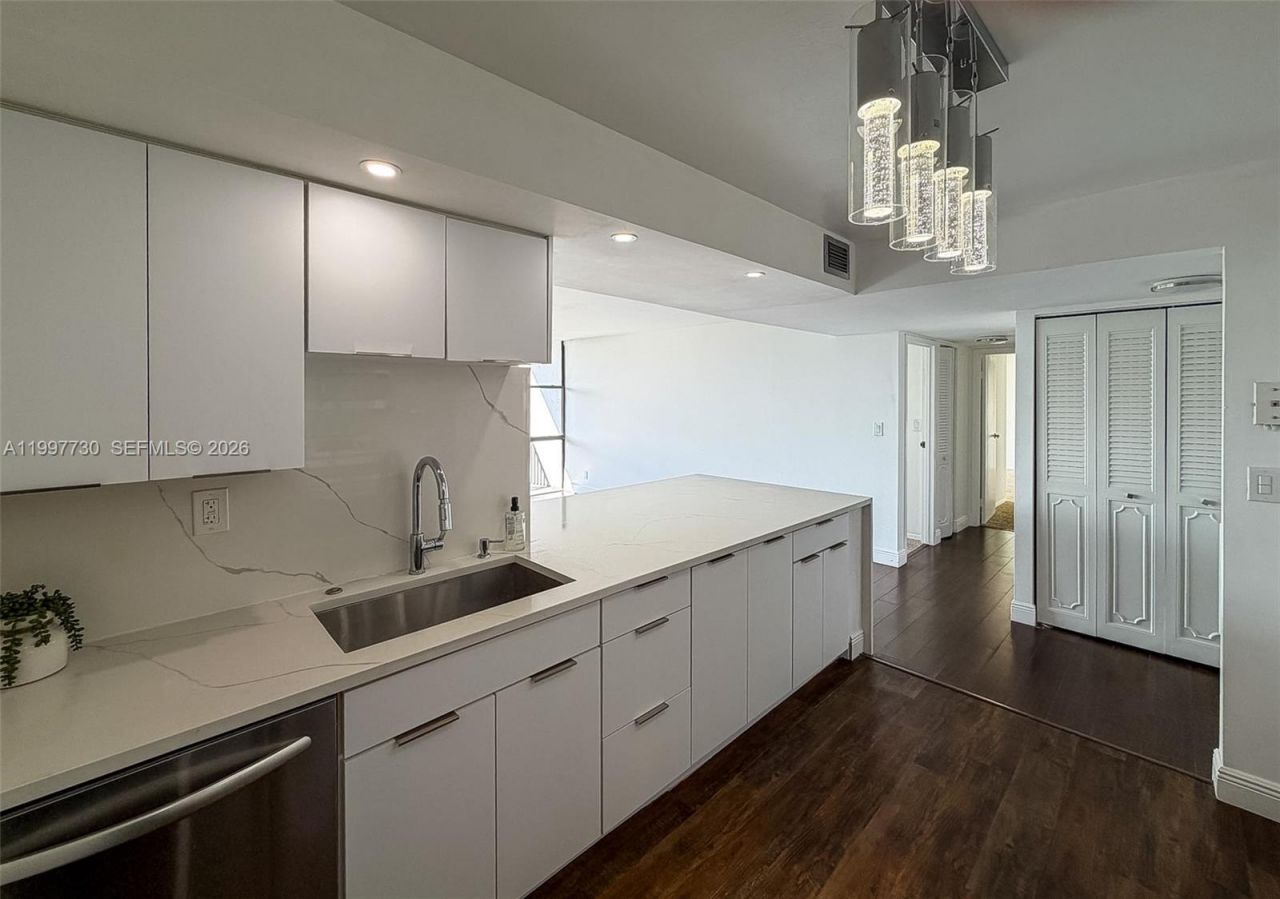 1000 Parkview Dr, Unit 531, Hallandale Beach, FL 33009 Photo