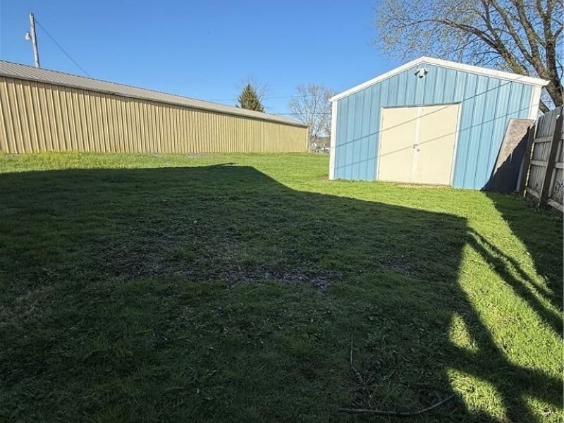 1748 South Lawn Extension, Coshocton, OH 43812 Photo 4