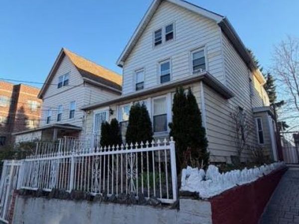 686 E 239th Street , Bronx, NY 10470