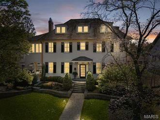 430 W Lockwood Avenue  Saint Louis, MO 63119