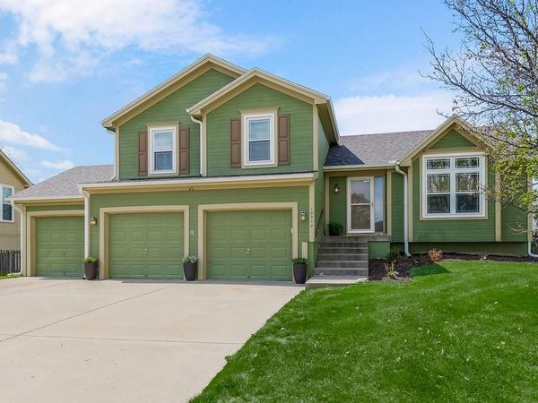 10912 N Manchester Avenue, Kansas City, MO 64157