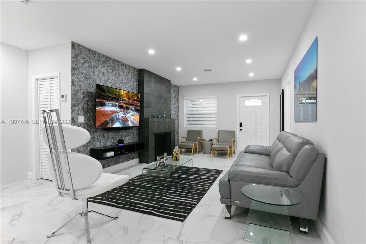 2376 NW 2nd St, Miami, FL 33125 Photo