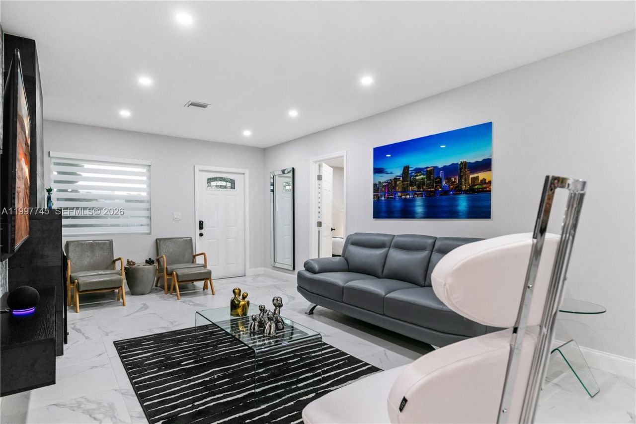 2376 NW 2nd St, Miami, FL 33125 Photo