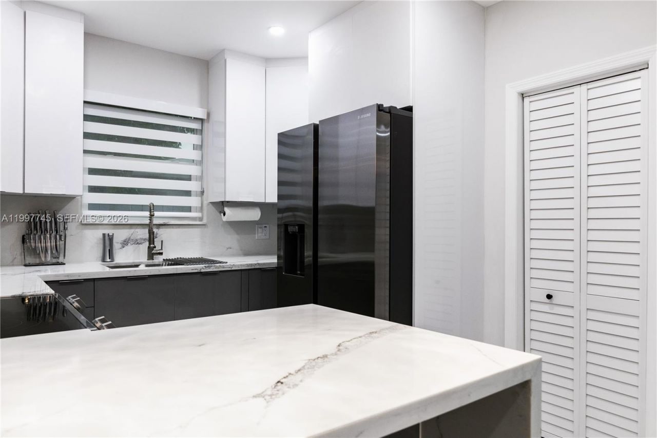 2376 NW 2nd St, Miami, FL 33125 Photo