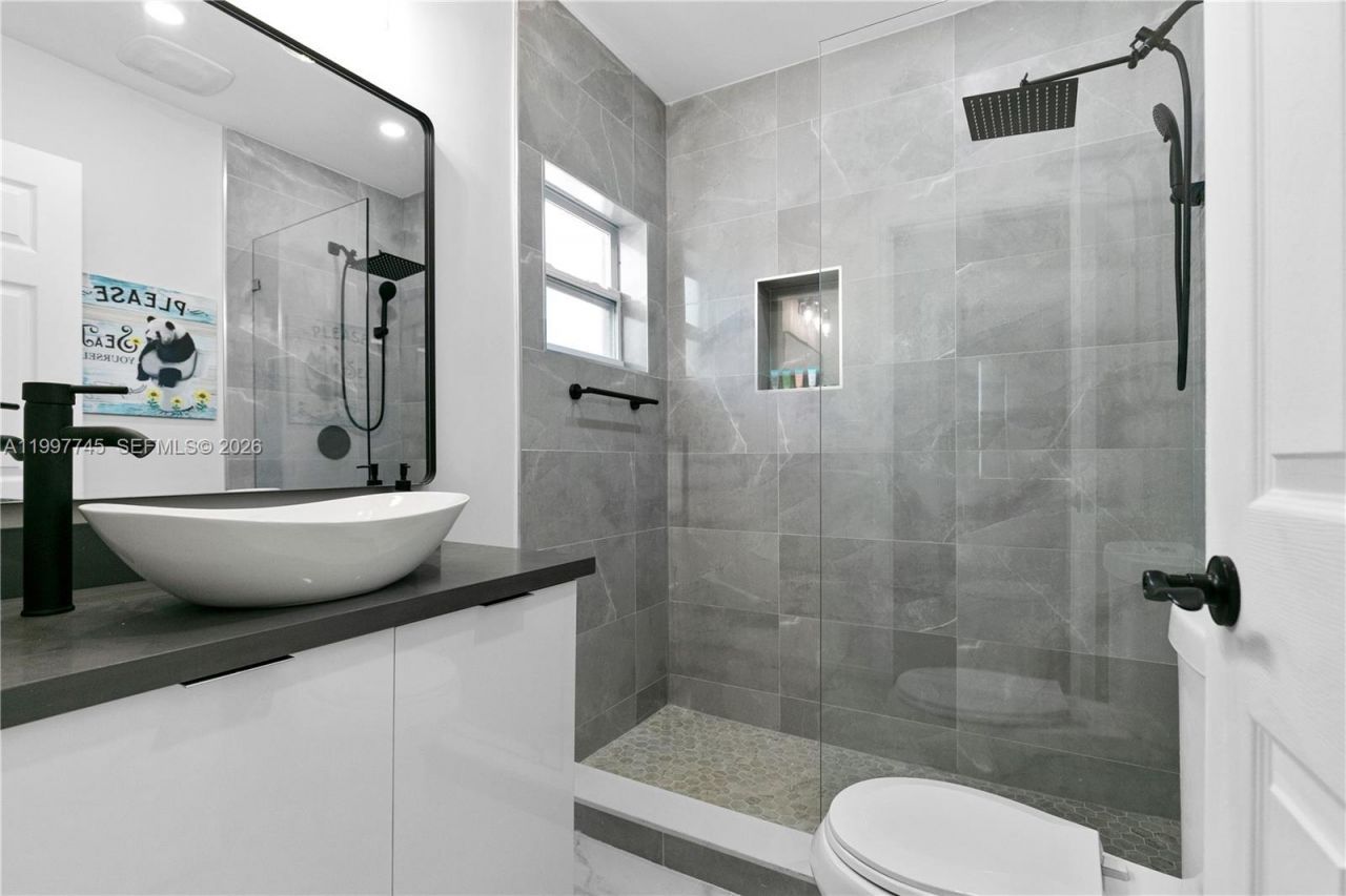 2376 NW 2nd St, Miami, FL 33125 Photo