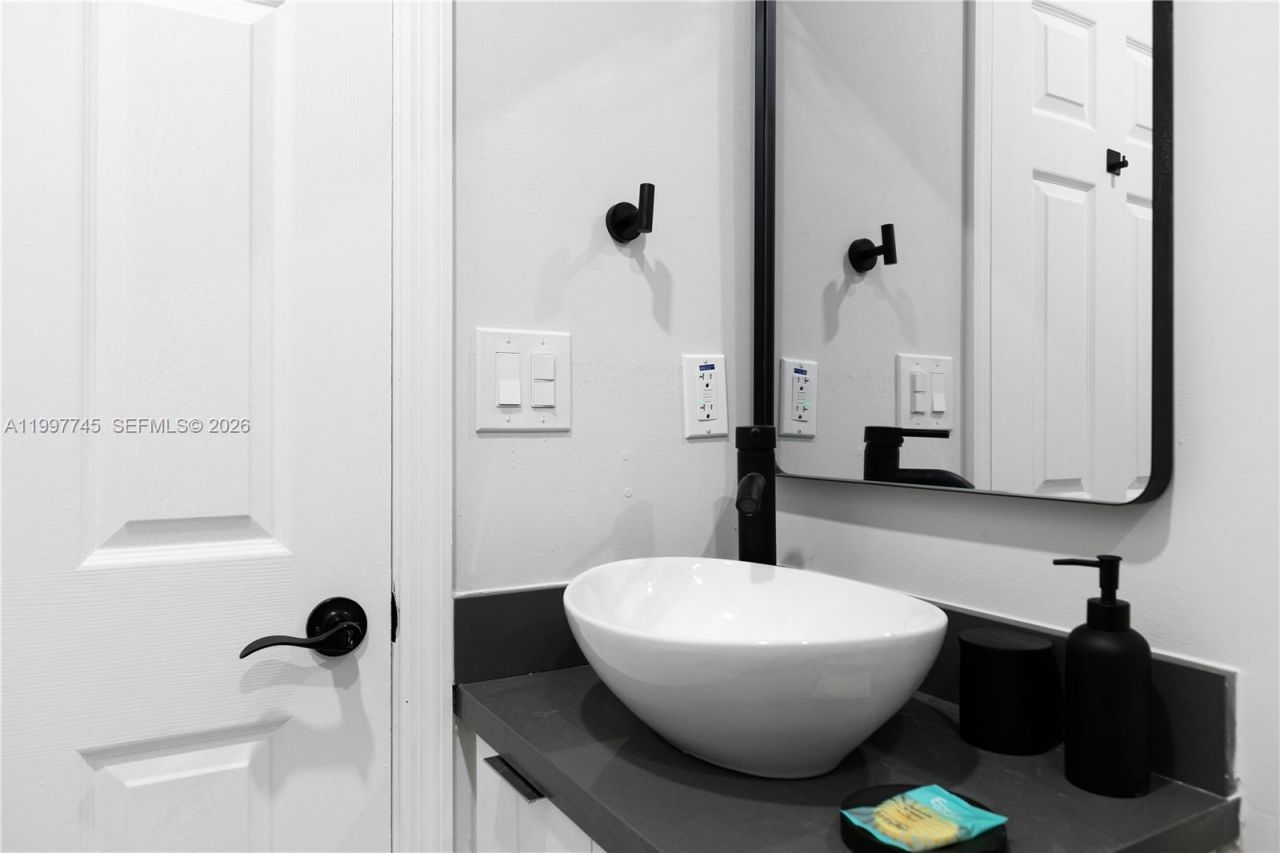 2376 NW 2nd St, Miami, FL 33125 Photo