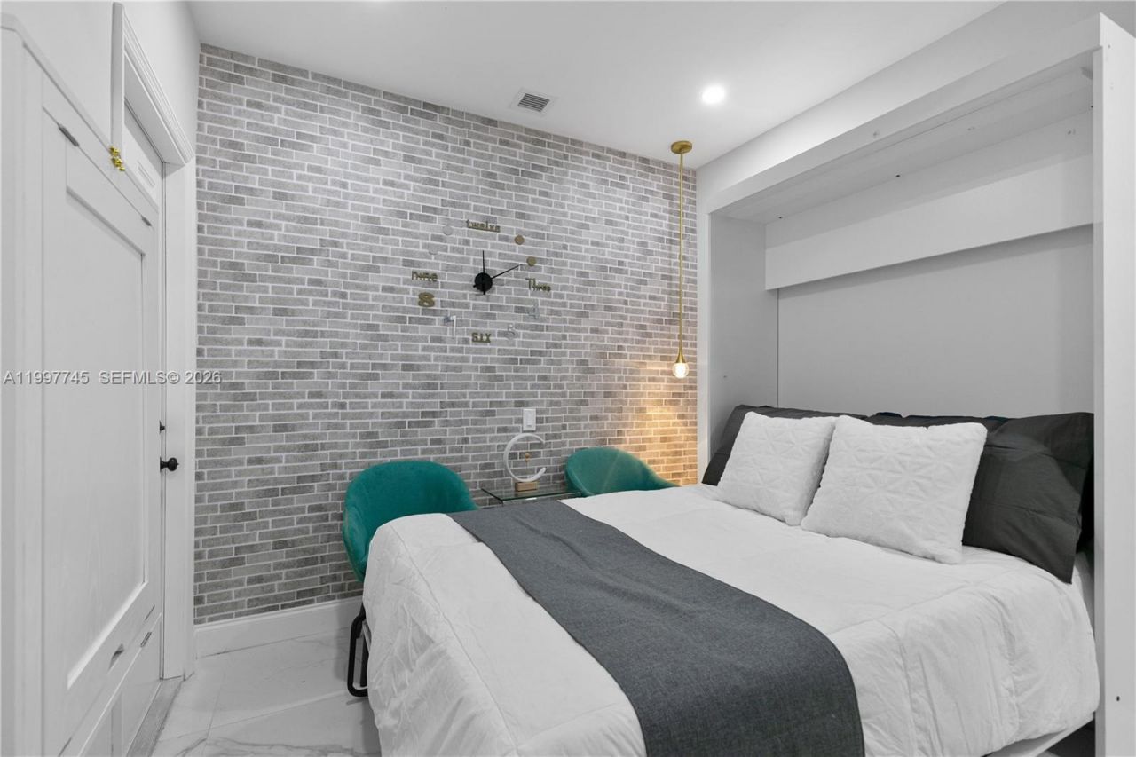 2376 NW 2nd St, Miami, FL 33125 Photo