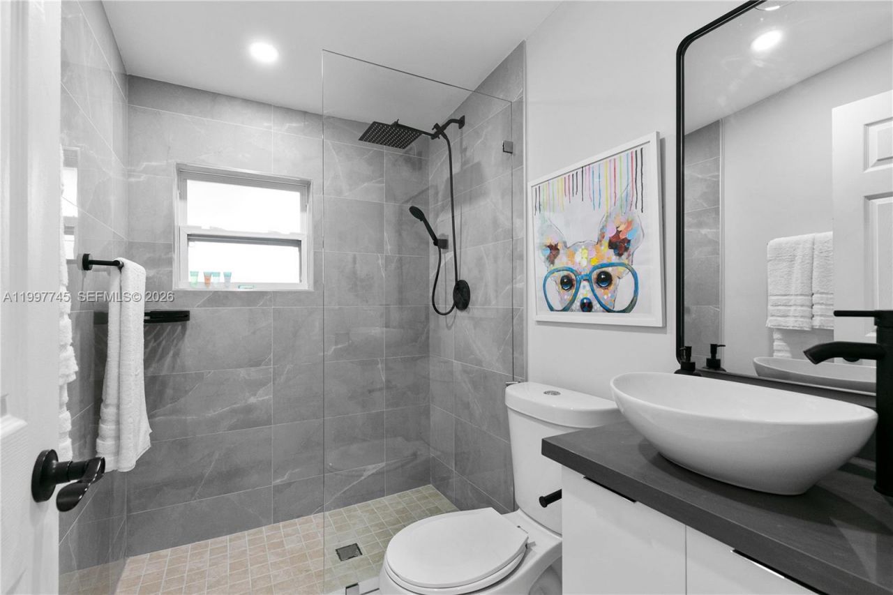 2376 NW 2nd St, Miami, FL 33125 Photo