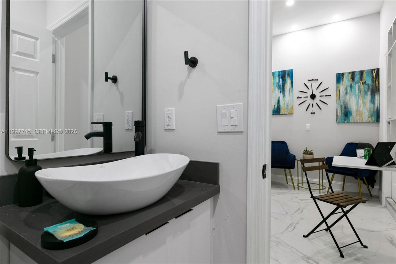 2376 NW 2nd St, Miami, FL 33125 Photo