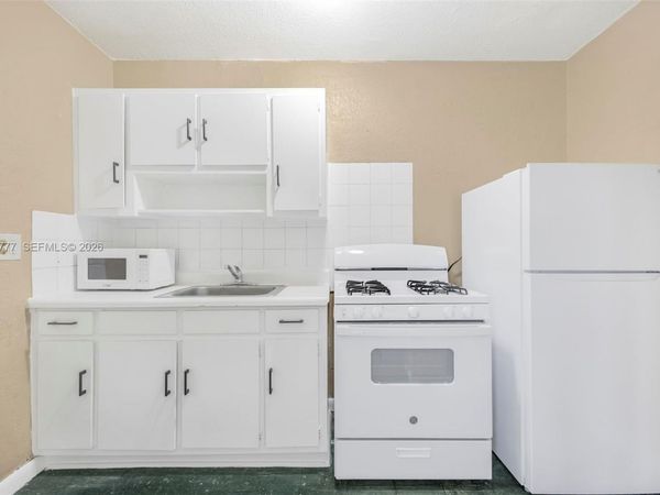 126 SW 18th Ave , Unit 11, Miami, FL 33135