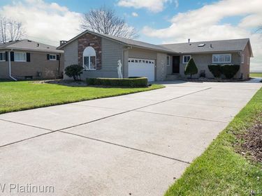 48218 Harbor Drive, Chesterfield Twp, MI 48047