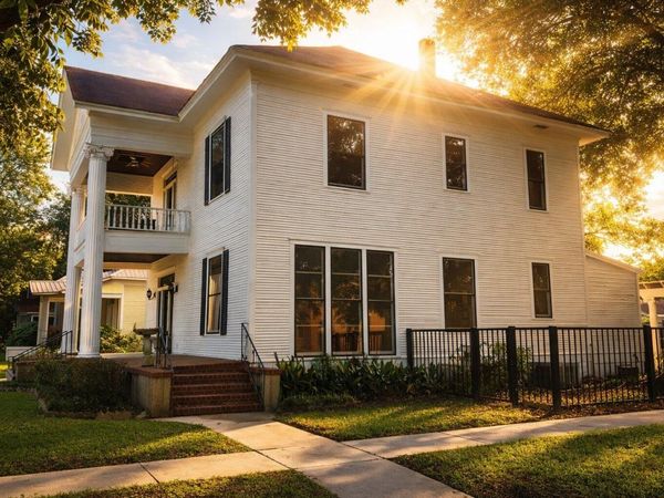 307 Burleson ST, Smithville, TX 78957