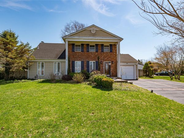 28 Barnsley Crescent, Mount Sinai, NY 11766