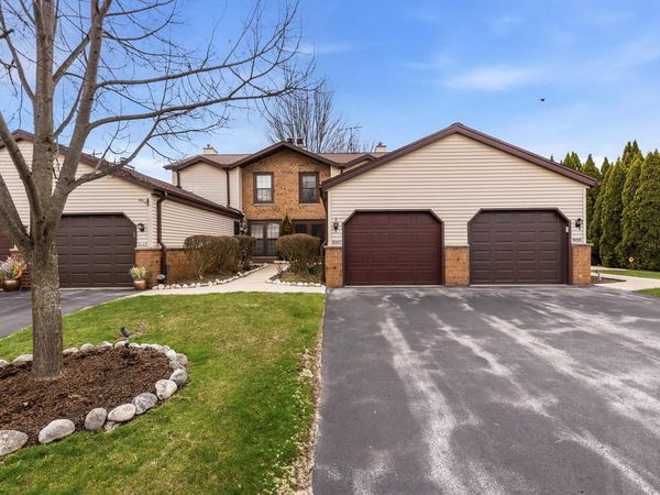 8247 S Legend DRIVE, Franklin, WI 53132