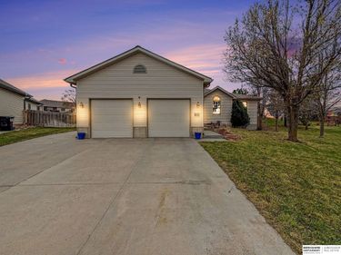 810 Goldenrod Circle , Hickman, NE 68372