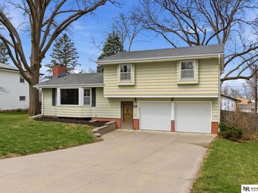 12206 Woolworth Avenue , Omaha, NE 68144
