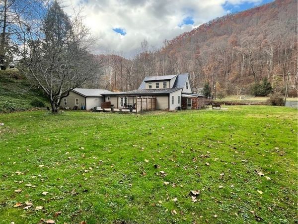 331 Gray Street, Comfort, WV 25049