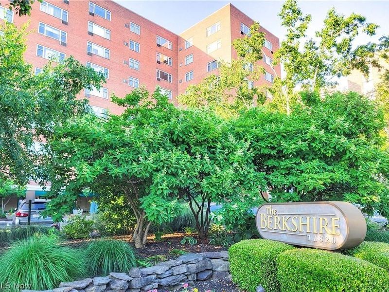 11820 Edgewater Drive, Unit 1012, Lakewood, OH 44107 Photo 2