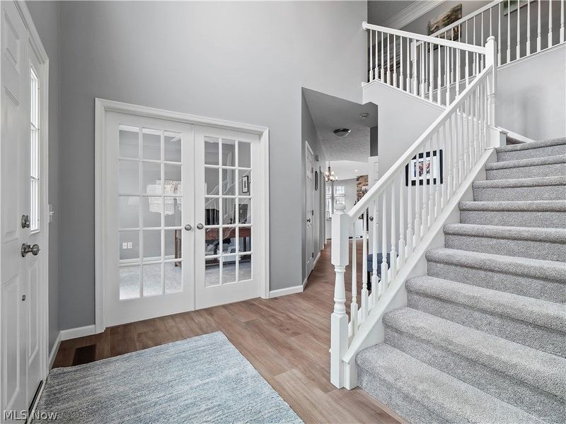 9202 Lake View Drive, Olmsted Falls, OH 44138 Photo 2