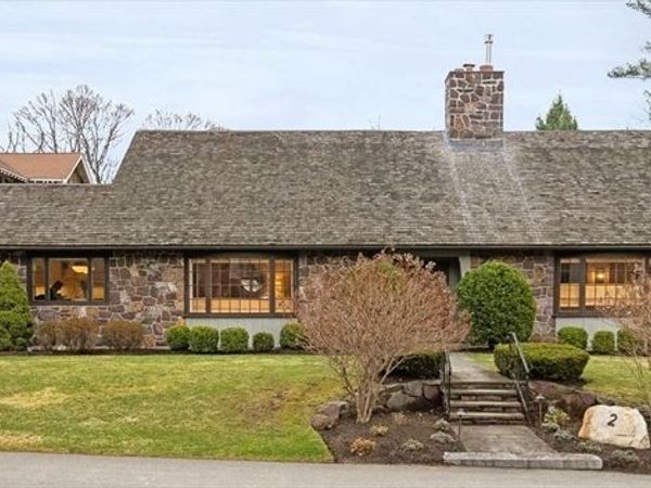 2 Edgewater Place, Winchester, MA 01890