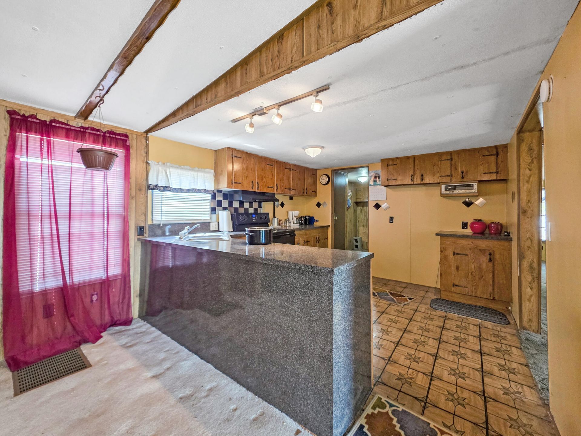 1115 S Highway 6 Photo 24