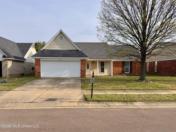 1696 Cherry Creek Drive, Southaven, MS 38671