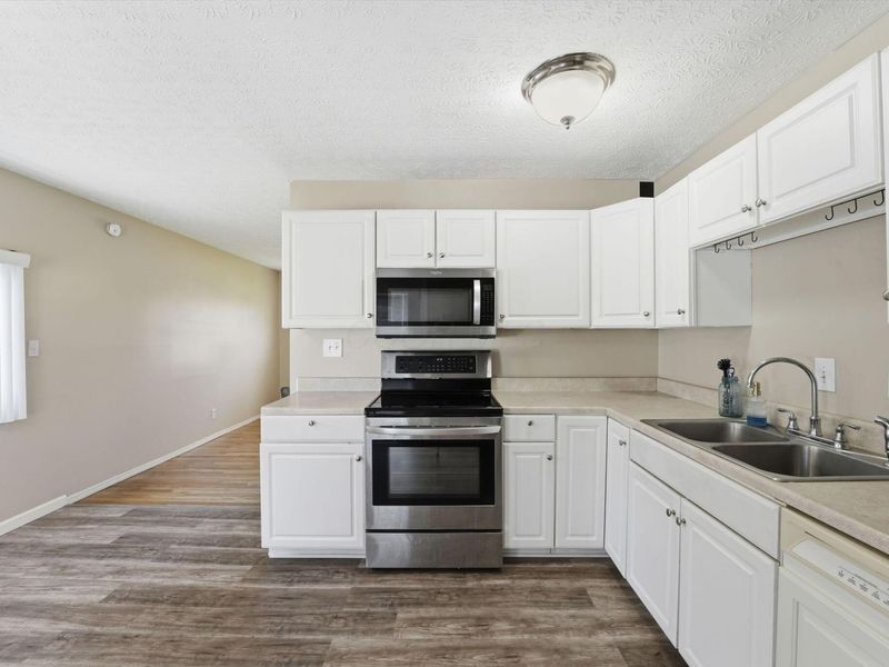 5584 Newport Court , Columbus, OH 43232 Photo 12