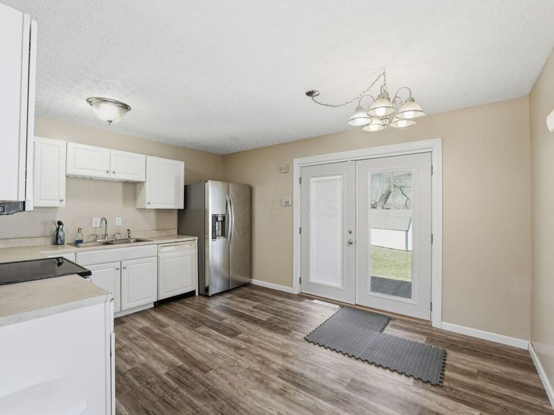 5584 Newport Court , Columbus, OH 43232 Photo 9