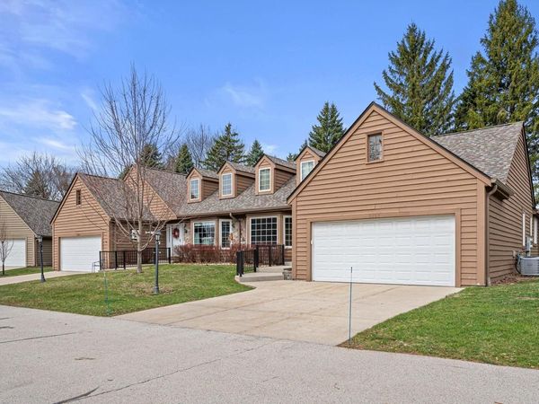 3827 S Oakbrook DRIVE, Greenfield, WI 53228