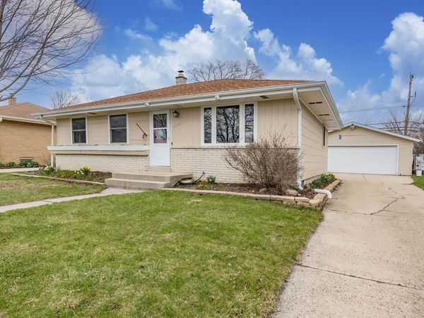 2242 W Carrington AVENUE, Oak Creek, WI 53154