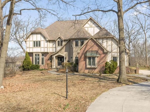 7570 S Cambridge DRIVE, Franklin, WI 53132