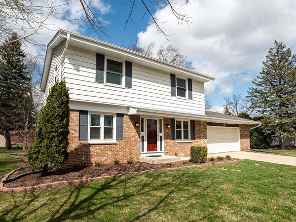 132 W Juniper DRIVE, Grafton, WI 53024