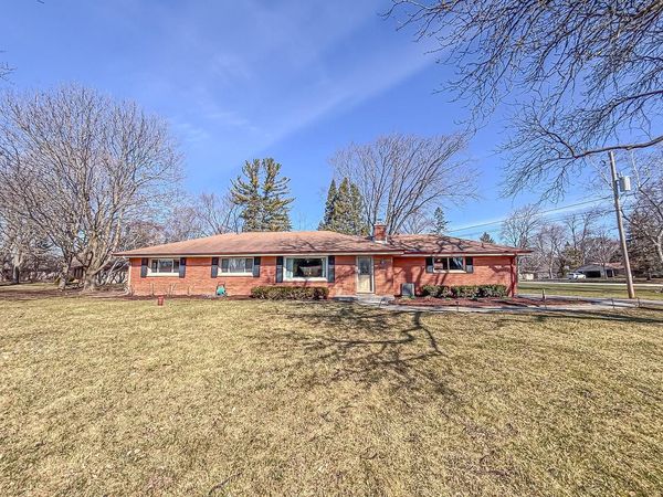 W158N5725 Elmway DRIVE, Menomonee Falls, WI 53051