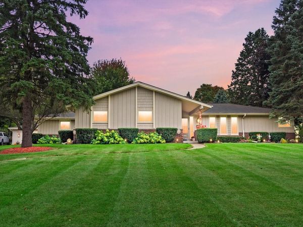 N8W27287 Woodridge LANE, Waukesha, WI 53188